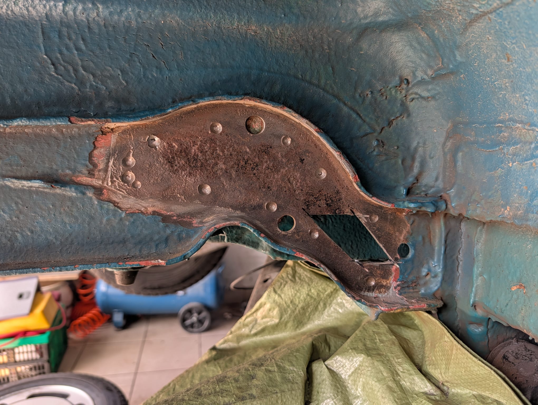 Verstärkungsbleche Stoßdämpfer Version 2 (geschwungen) für hinten links + rechts kein Originalteil- passend für VW T4