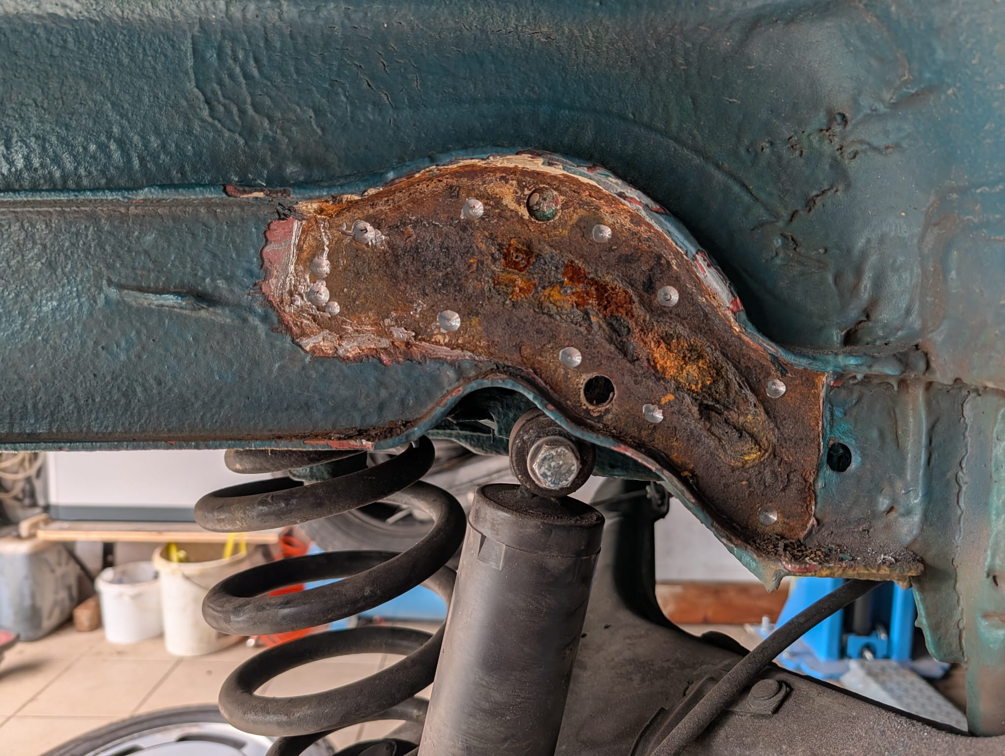 Verstärkungsbleche Stoßdämpfer Version 2 (geschwungen) für hinten links + rechts kein Originalteil- passend für VW T4
