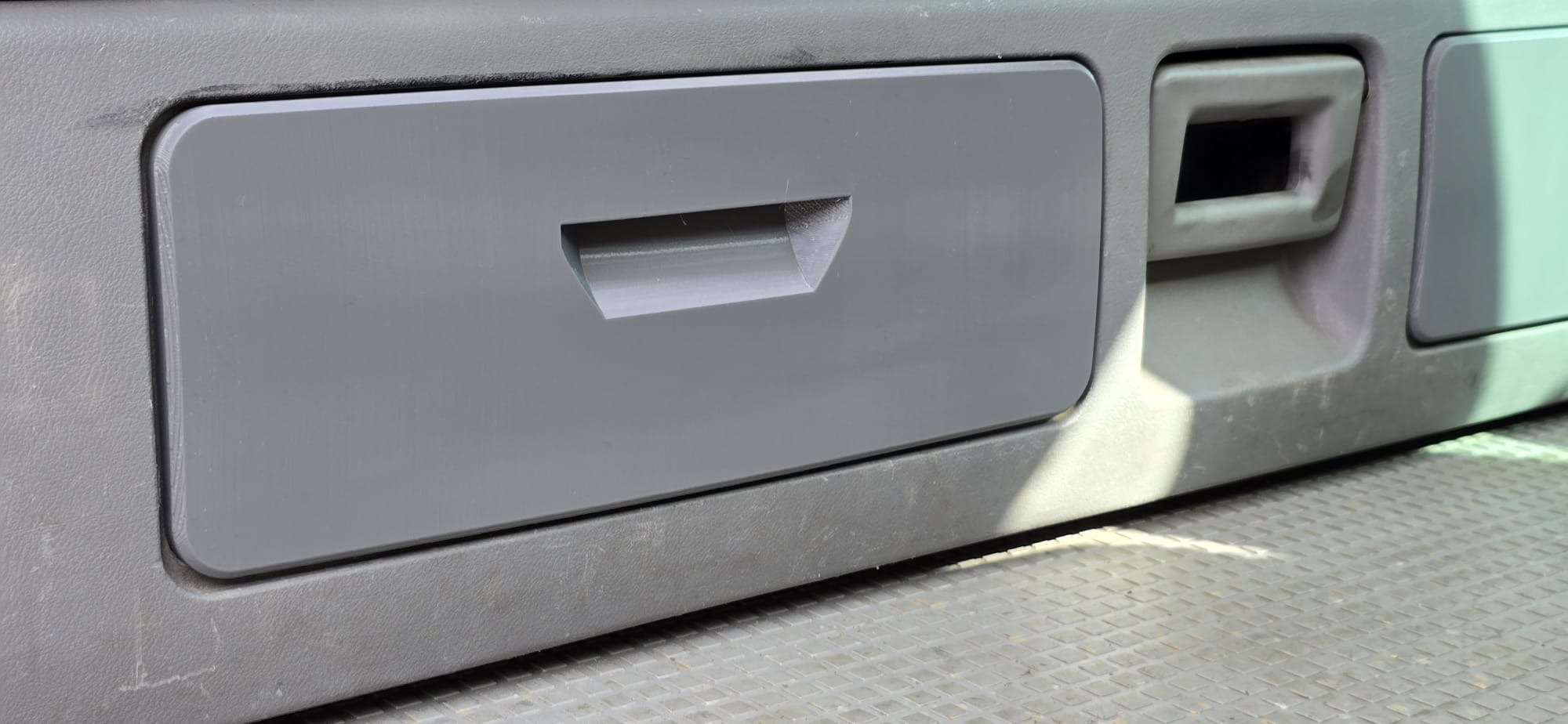 Cover flap for bench seat not an original part – suitable for VW T4