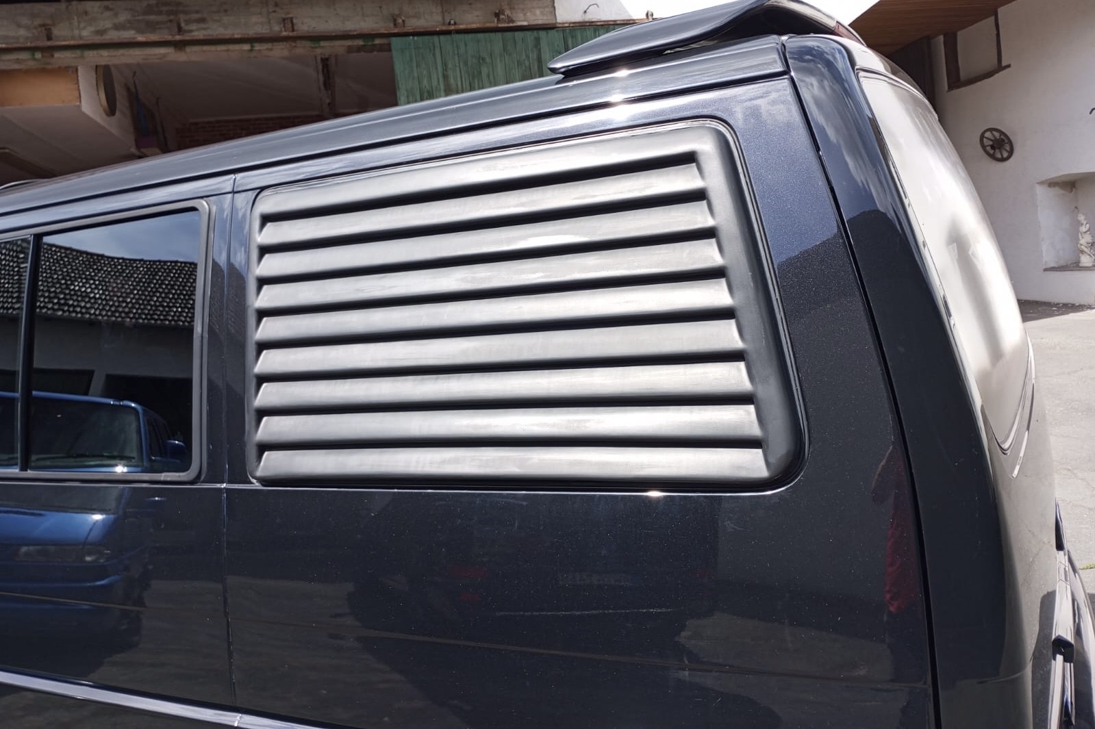 Formblenden für Seitenfenster aus GFK keine Originalteile - passend für VW T4