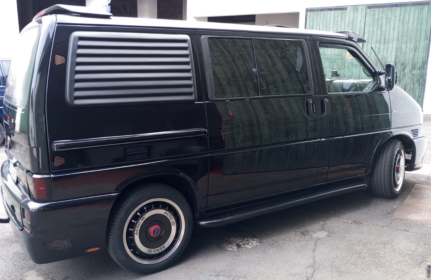 Formblenden für Seitenfenster aus GFK keine Originalteile - passend für VW T4