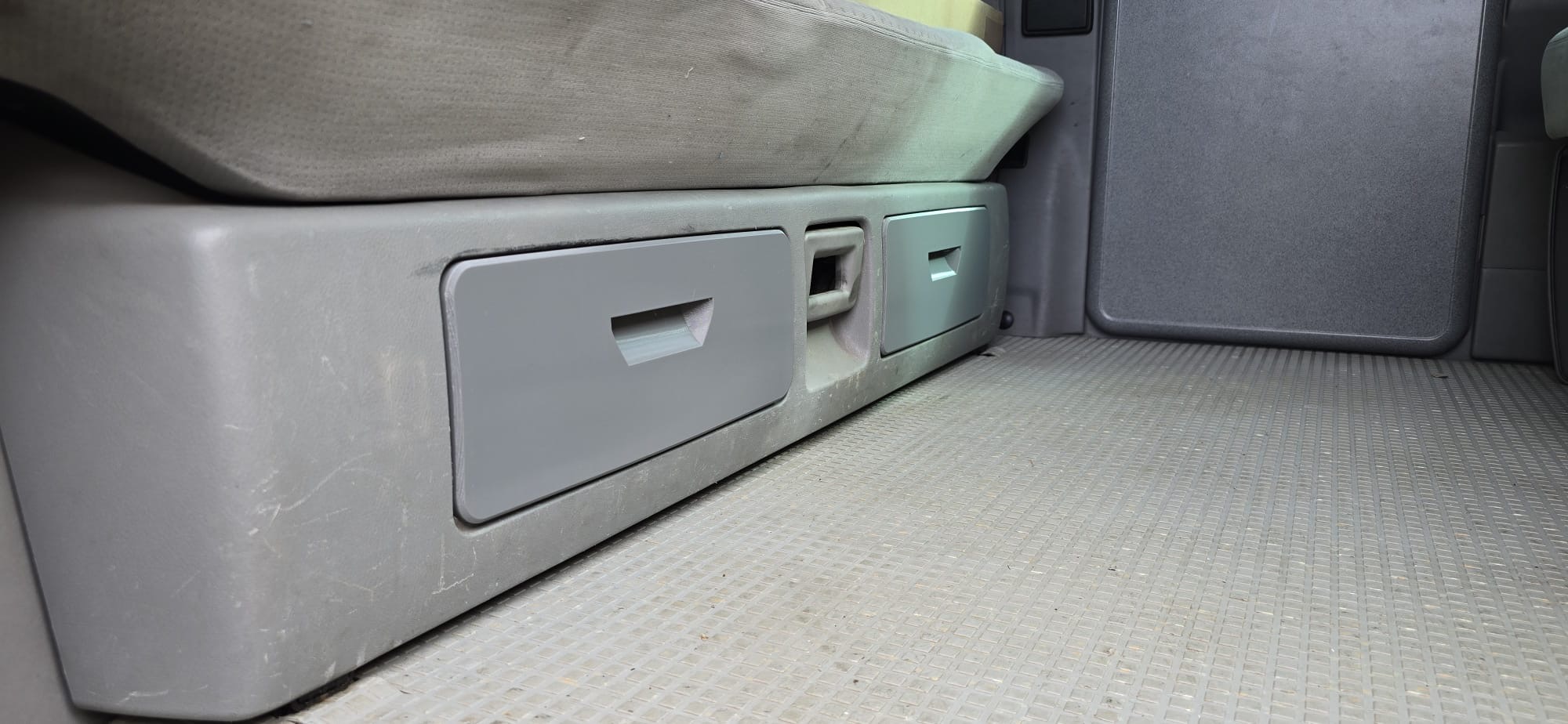 Cover flap for bench seat not an original part – suitable for VW T4