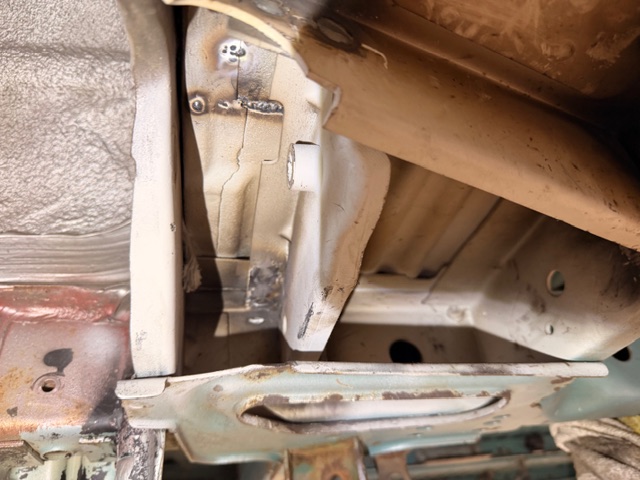 Stoßdämpferaufnahme hinten rechts kein Originalteil  - passend für VW T4