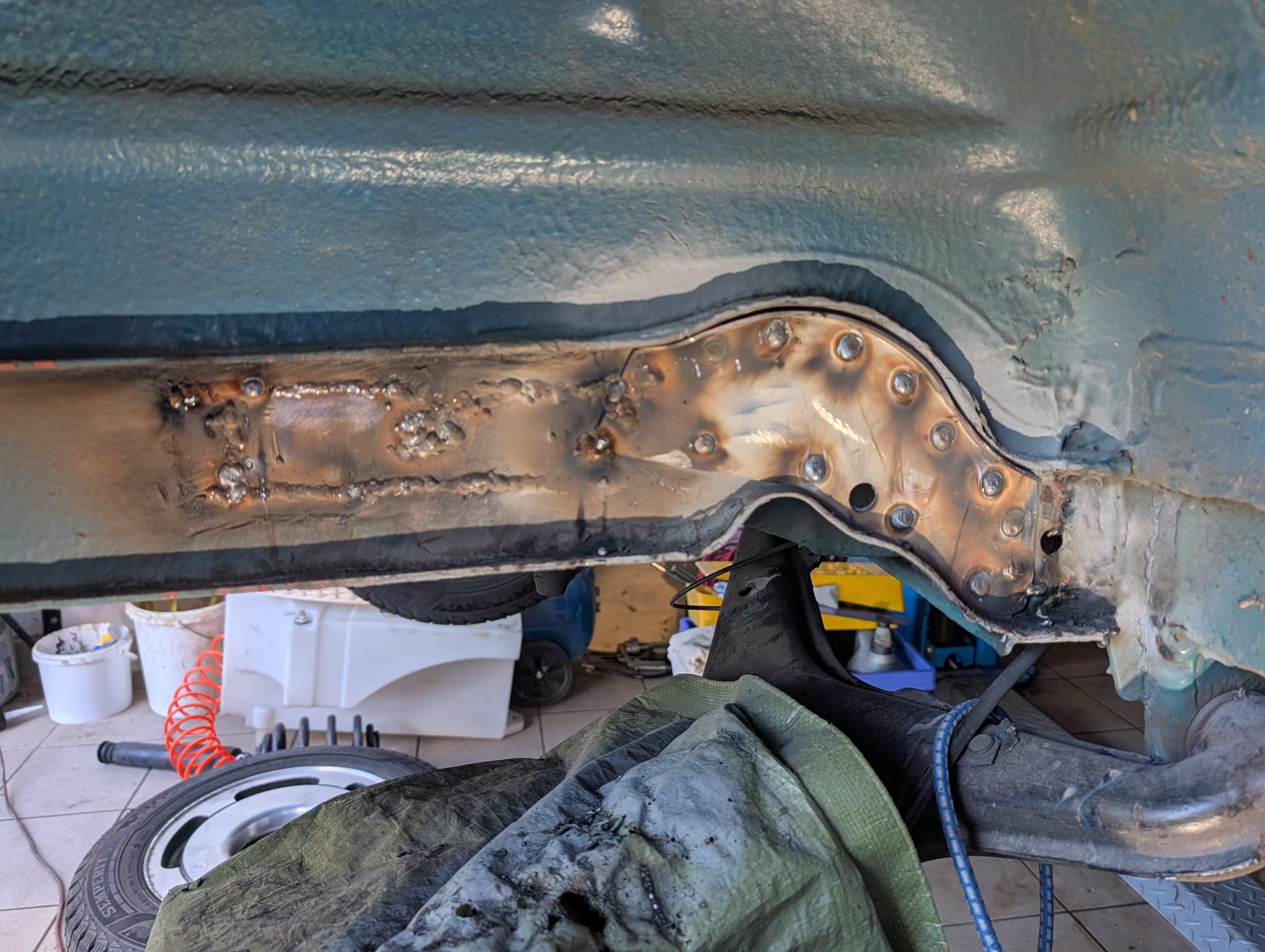 Verstärkungsbleche Stoßdämpfer Version 2 (geschwungen) für hinten links + rechts kein Originalteil- passend für VW T4