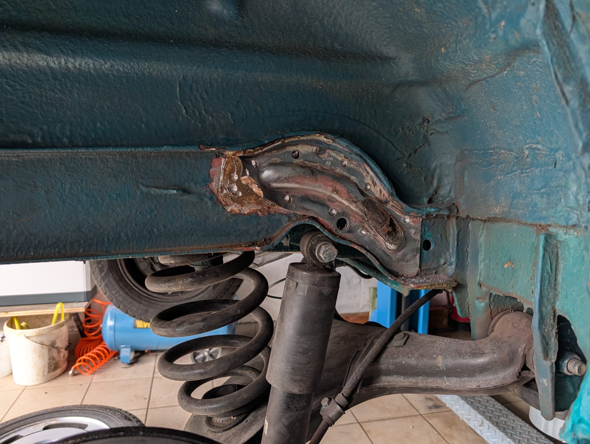 Verstärkungsbleche Stoßdämpfer Version 2 (geschwungen) für hinten links + rechts kein Originalteil- passend für VW T4