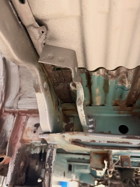 Stoßdämpferaufnahme hinten rechts kein Originalteil  - passend für VW T4