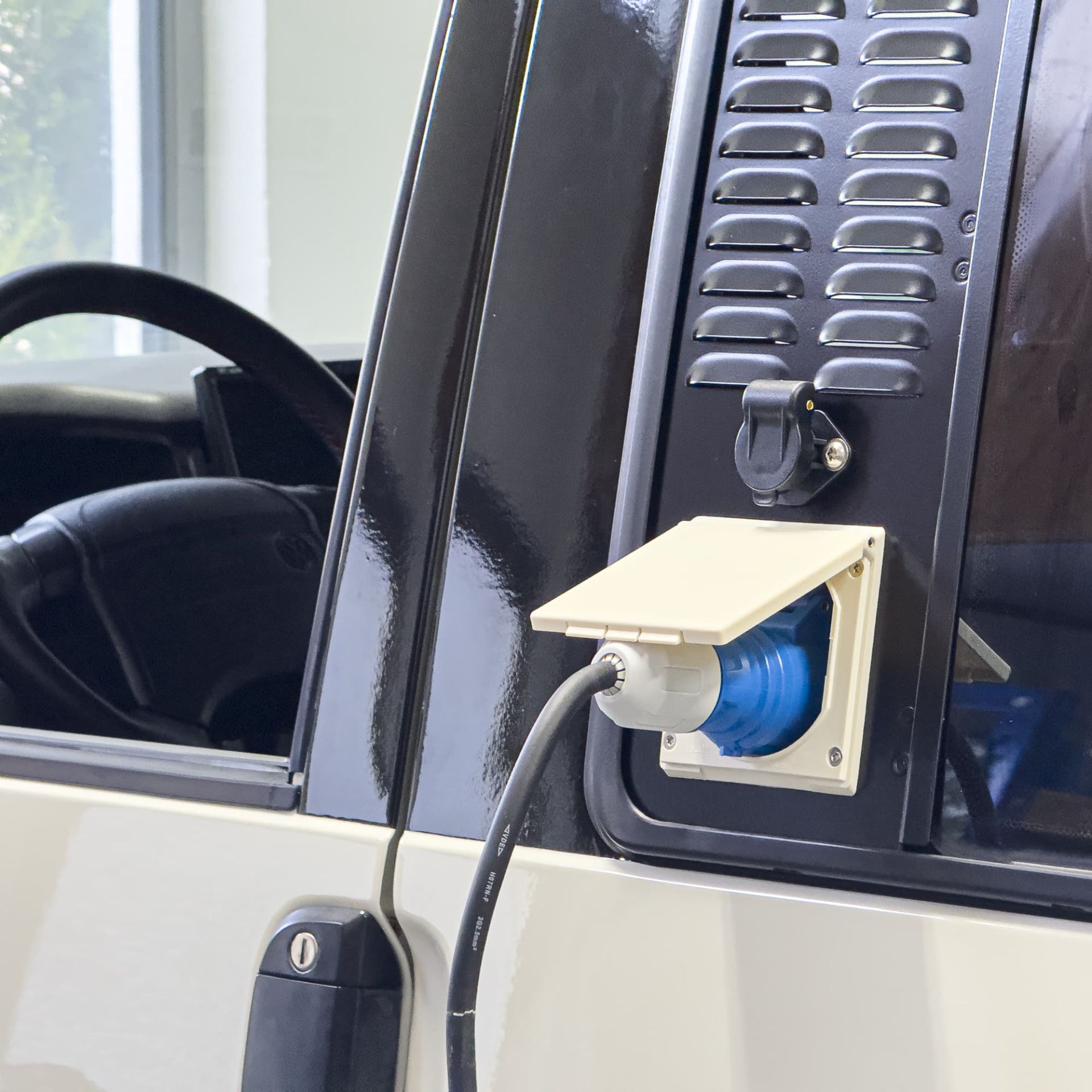 VenturaFlex für VW T4 Schiebefenster Lüftung mit Solar- und CEE, Landstromanschluss + RCD links VenturaFlex für VW T4 Schiebefenster Lüftung mit Solar- und CEE, Landstromanschluss + RCD links