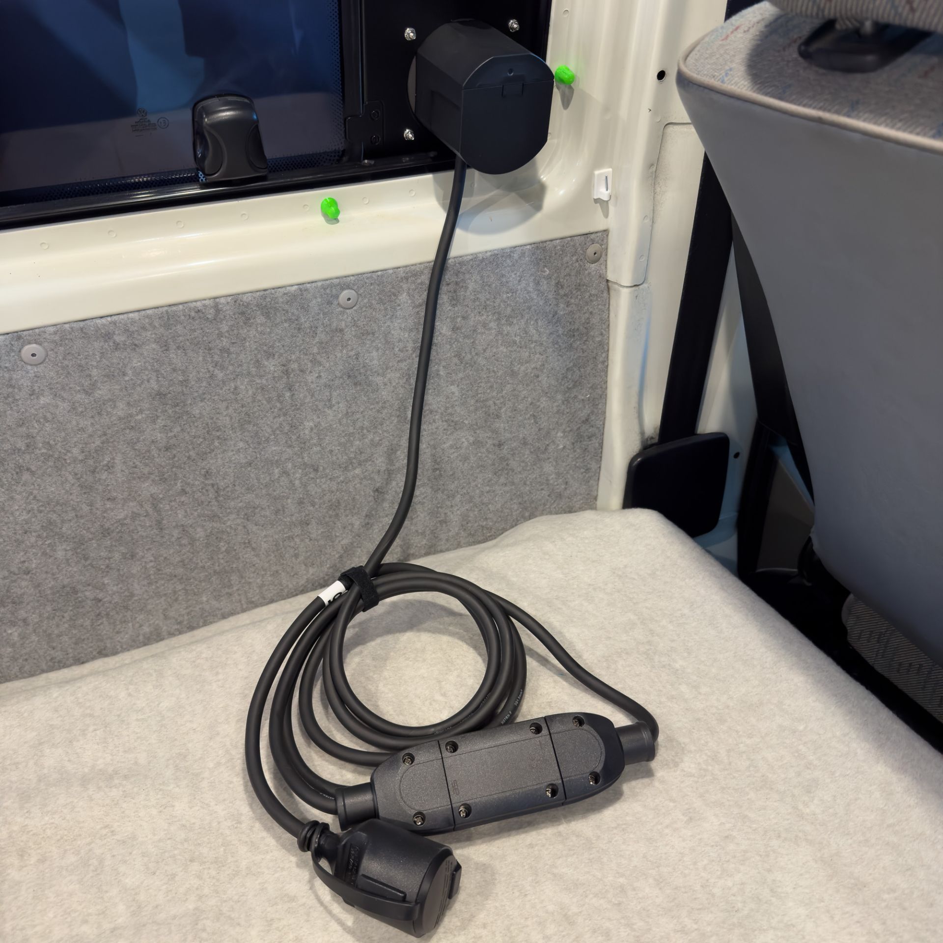 VenturaFlex für VW T4 Schiebefenster Lüftung mit Solar- und CEE, Landstromanschluss + RCD links VenturaFlex für VW T4 Schiebefenster Lüftung mit Solar- und CEE, Landstromanschluss + RCD links