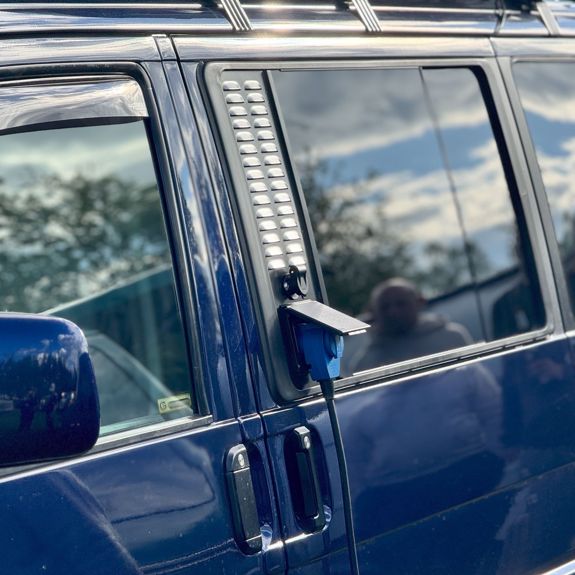 VenturaFlex für VW T4 Schiebefenster Lüftung mit Solar- und CEE, Landstromanschluss + RCD links VenturaFlex für VW T4 Schiebefenster Lüftung mit Solar- und CEE, Landstromanschluss + RCD links