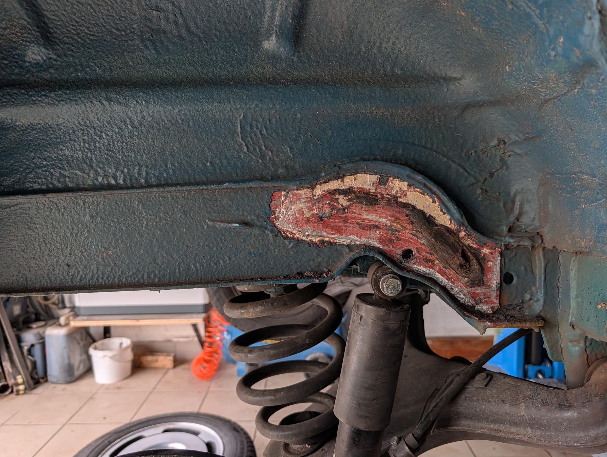Verstärkungsbleche Stoßdämpfer Version 2 (geschwungen) für hinten links + rechts kein Originalteil- passend für VW T4